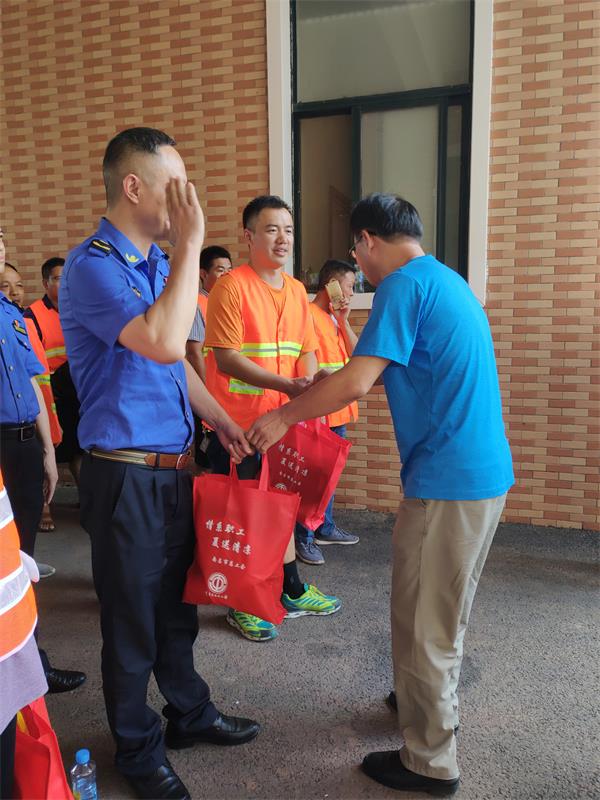 高温走访，深入一线送清凉3.jpg